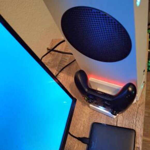 Xbox Series S, Charging/Cooling Station, Controller, 1.8TB USB Drive - Picture 3 of 7